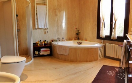 Badezimmer mit Whirlpoolwanne