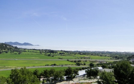 Panoramablick auf Berge und Meer