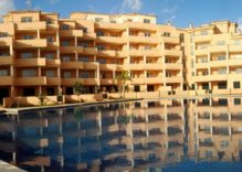 VERKAUFT! Wohnung im EG mit großer Terrasse und großem Pool in Sa Coma, Mallorca. VERKAUFT!