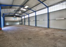 VERMIETET! — Halle mit drei großen Sektionaltoren, Büroräumen & 800 m² Außenfläche zu vermieten. — VERMIETET!