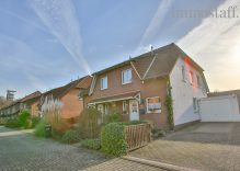 VERKAUFT — FAMILIENTRAUM IN RUHIGER LAGE! Doppelhaushälfte mit allem was dazu gehört in Top Zustand! — VERKAUFT!