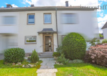 VERKAUFT — NICHT ZÖGERN! Reihenmittelhaus mit Garage & schönem Garten zu verkaufen. — VERKAUFT