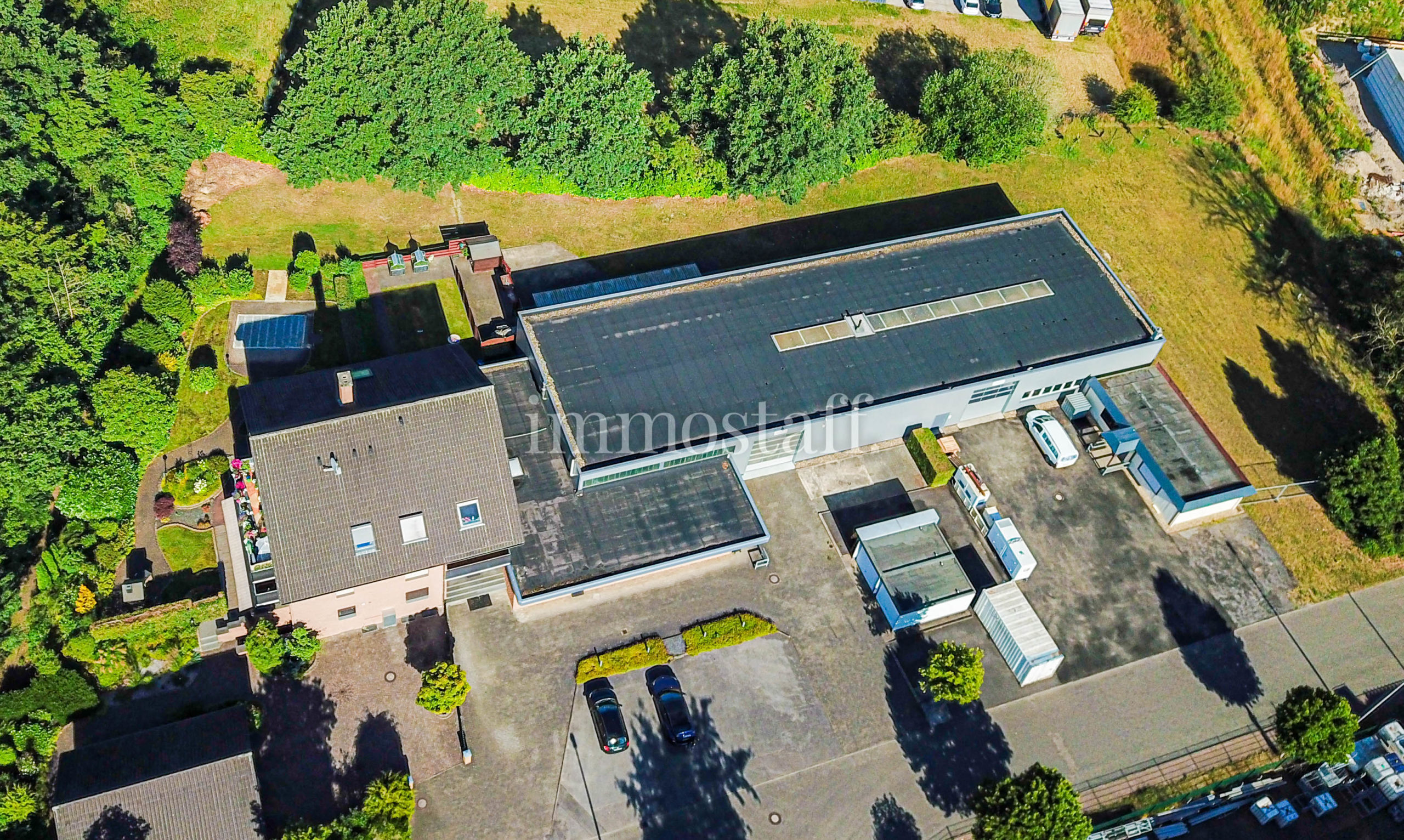 RINGELTAUBE! 3-FH mit 5.500 m² Grundstück, 720 m² Halle, 120 m² Büro & Garagen zu verkaufen!