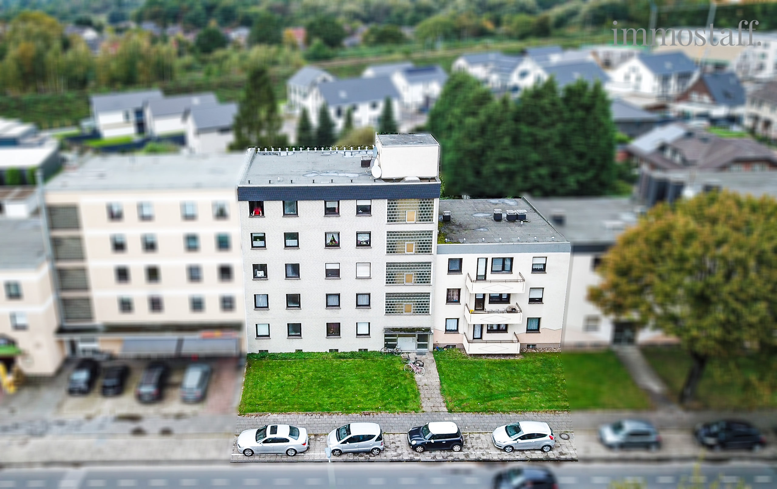 SICHERHEIT UND RENDITE! Mehrfamilienhaus mit 16 Wohneinheiten, Aufzug, 7 Garagen in Duisburg-Vierlinden zu verkaufen.
