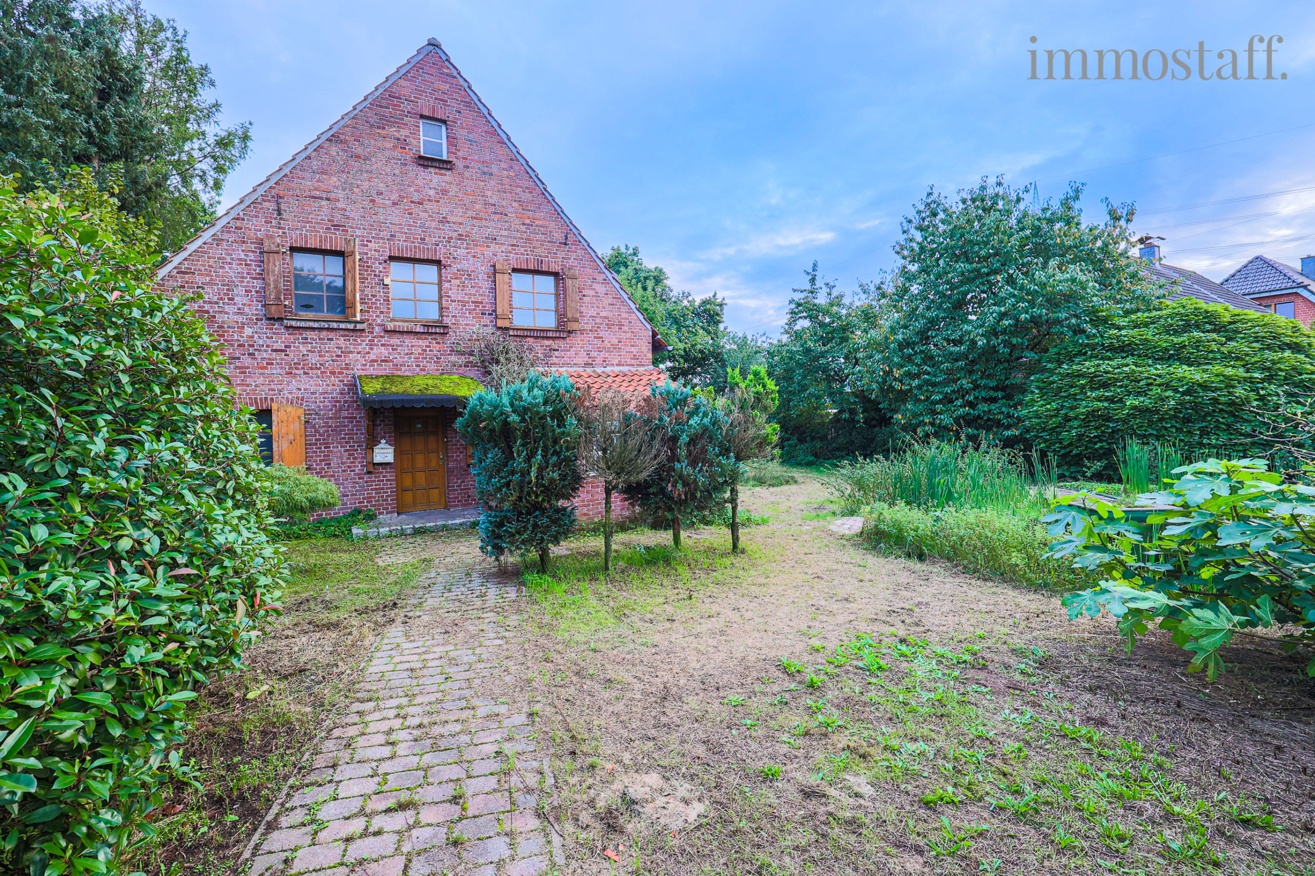 IDYLLISCH! Freistehendes Landhaus mit 2 Garagen, Schwimmteich, Keller & großem Garten zu verkaufen.